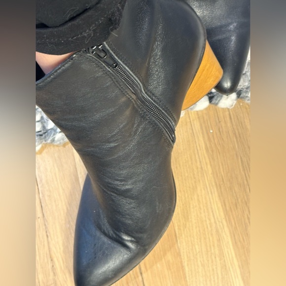 Enzo Angiolini black leather bootie with wood block heel size 8 - Picture 7 of 8